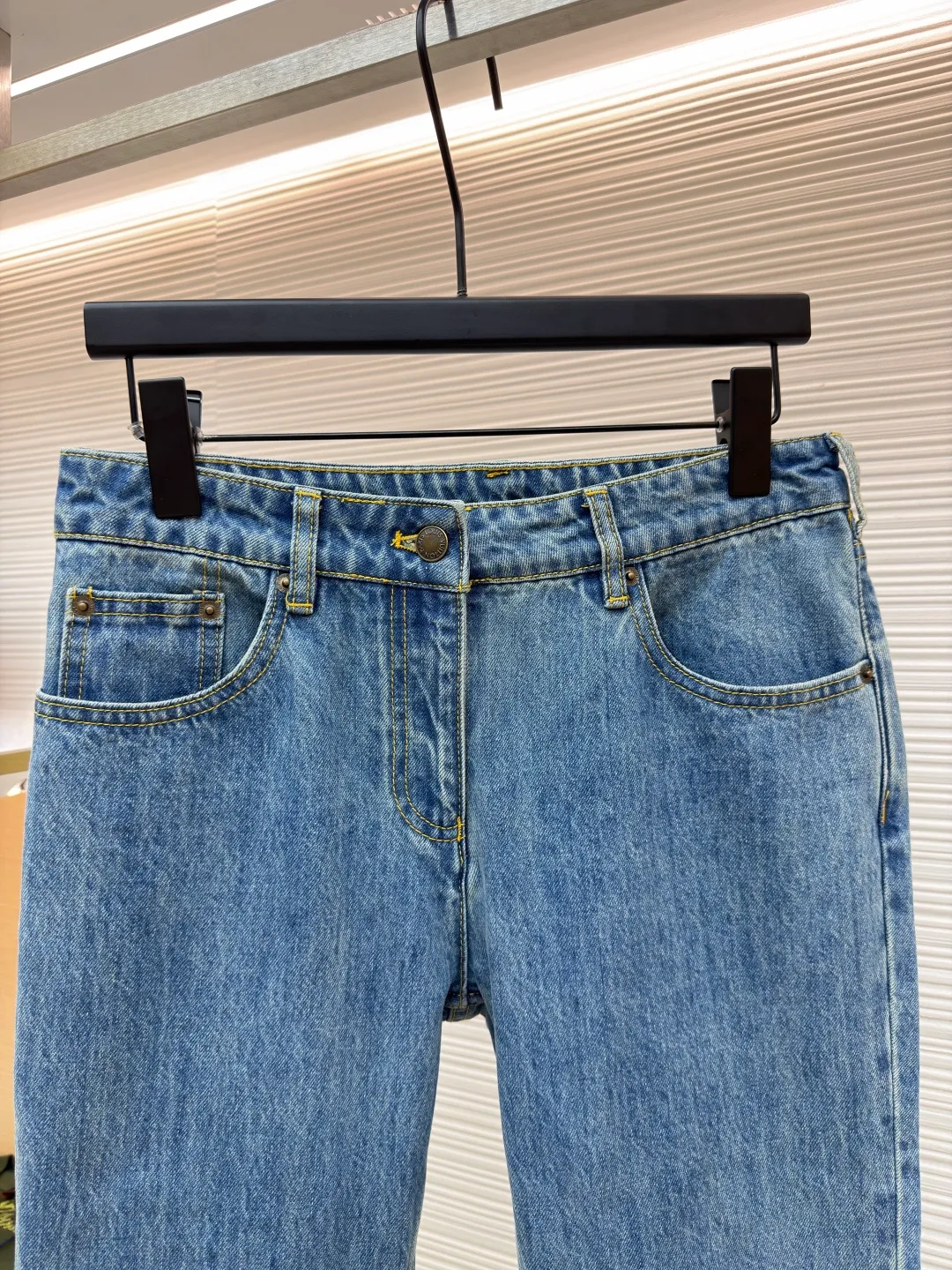 LOUIS VUITTON rope embroidered jeans ●Authentic product: purchased and developed by 13270 ●Item number: 1680836-A95 ●Fabric: denim fabric ●Technology: embroidery production ●Version: fitted version ●Weight: about 635 grams ●Size: S-M-L ●Description: The fabric is made of YB customized denim fabric, with straw rope embroidery design on the chest. The overall alignment is straight and delicate, the fabric is comfortable and soft, and the color is consistent without color difference. It can be matched with the same style to create a fashionable look and control various occasions. Customized accessories, complete with three standards, same style for men and women!